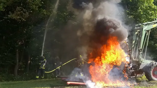 Die Einsatzkräfte kämpften gegen das Feuer an. | Foto: DOKU-NÖ