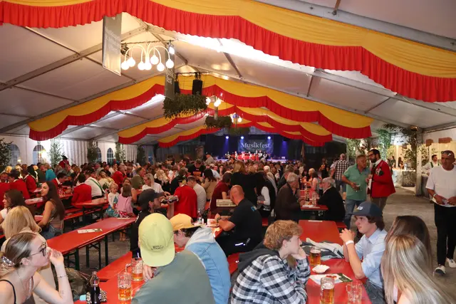 Das Festzelt war bereits am Freitagabend gut gefüllt.  | Foto: Elisabeth Zangerl