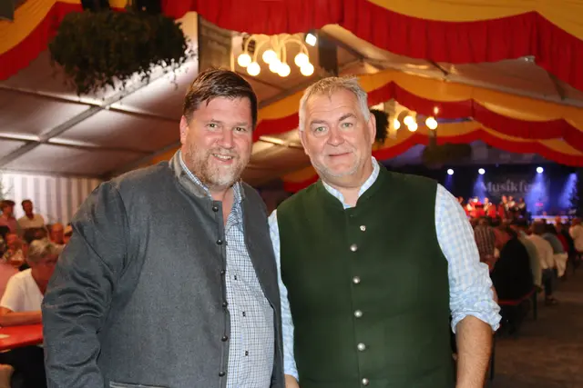 TVB-Obmann-Stellvertreter Markus Senn mit St. Antons Bürgermeister Helmut Mall.  | Foto: Elisabeth Zangerl