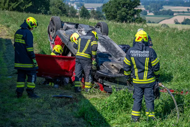 Die Feuerwehr befreite die Lenkerin aus dem Wrack. | Foto: TEAM FOTOKERSCHI