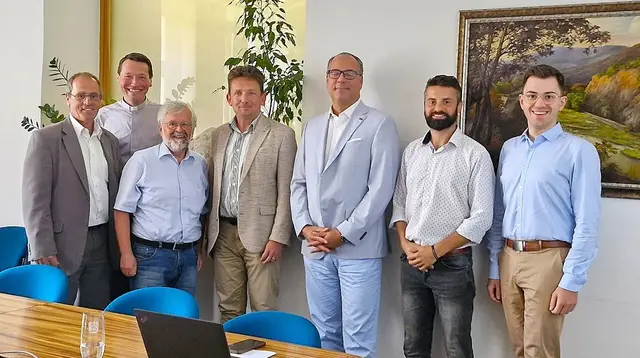 von links nach rechts - Jakob Raffel (ÖBB), Johannes Fischerder (Initiative NW-Bahn) , Walter Fallheier (Initiative NW-Bahn) , Vizebürgermeister von Znaim Jiŕi Kacetl, Michael Reinbacher (NÖVOG), Jakub Maršalik (SDV-JZM), Raphael Neuwirth (ÖBB) | Foto: Walter Fallheier