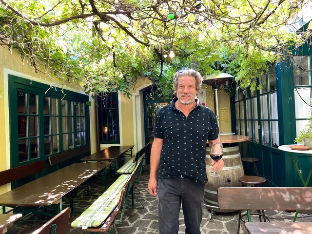 Etwa 200 Jahre alt: Max Klarmann ist stolz auf den Methusalem unter den Weinstöcken in seinem Innenhof.  | Foto: Elisabeth Egle