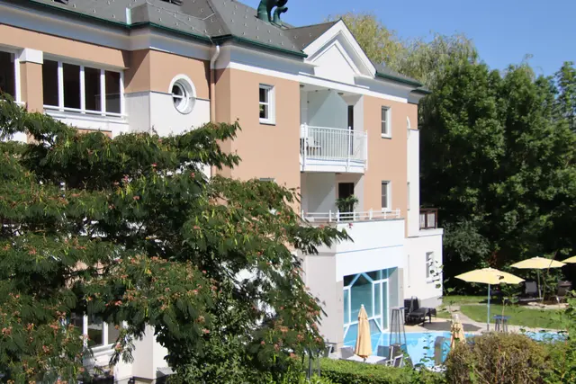Namensgeber ist der schattenspendende Baum im Innenhof des Hauses - eine Albizia, besser bekannt als Seidenbaum.  | Foto: Martin Wurglits