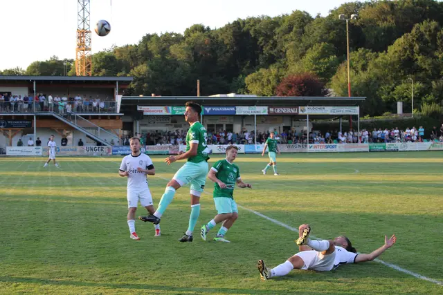 Bei dem hitzigen Spiel ergaben sich beim Kampf um den Ball fesselnde Situationen. | Foto: Anika Paul