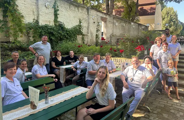 Das motivierte Team vom Blaulicht-Heurigen – Csilla Balla, Gerald Seiter, Beate Bauer, Kerstin Hahn, Josef Kohzina, Marlene Hanzlik, Matthias Schneider, Andrea Stockinger, Horst und Birgit Obermayer, Antonia Baocarova, Paul und Timi Eldib, Melanie und Gernot Semela, Christine und Hannah Kohzina, Sophia Sterner und Shane Singh. | Foto: SKE