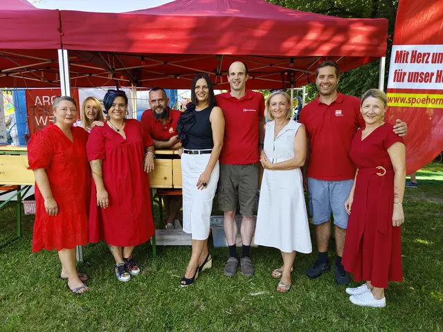 Das SPÖ Team Hornstein mit Landtagspräsidentin Astrid Eisenkopf (5. v. l.) und Landtagsabgeordnete Rita Stenger (7.v.l.), trotzten der Hitze. 