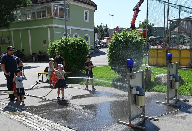 Zielspritzen mit dem Strahlrohr macht bei dem heißen Wetter besonders großen Spaß. | Foto: BFV Leoben/Tomsits
