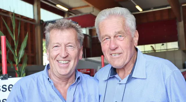 So viele Traktoren wie beim Oldtimer-Treffen haben Bgm. Hubert Holzapfel und Bgm. a.D. Helmut Holzapfel sonst das ganze Jahr nicht in ihrer Gemeinde.  | Foto: Edith Ertl