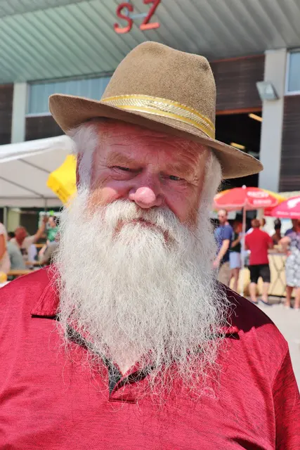 Aus der ganzen Region und aus Nachbarbezirken kamen Besucher zum Oldtimer-Treffen in Haselsdorf-Tobelbad. Es ist das besondere Flair, das von den nostalgischen Fahrzeugen ausgeht. Das ließ sich auch Werner Wurm aus Wundschuh nicht engehen.  | Foto: Edith Ertl