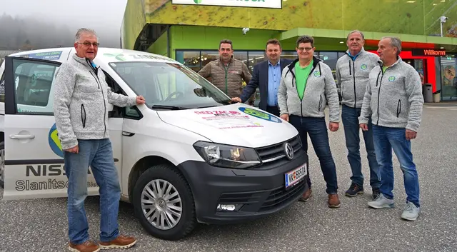 Vertreter und Mitglieder des Vereins "Go-Mobil Bleiburg-Feistritz" bei Zadruga in Bleiburg. Zadruga Market, Gemeindeämter und die Raiffeisenbank sind Vorverkaufsstellen für die Fahrkarten. | Foto: Verein "Go-Mobil Bleiburg-Feistritz"