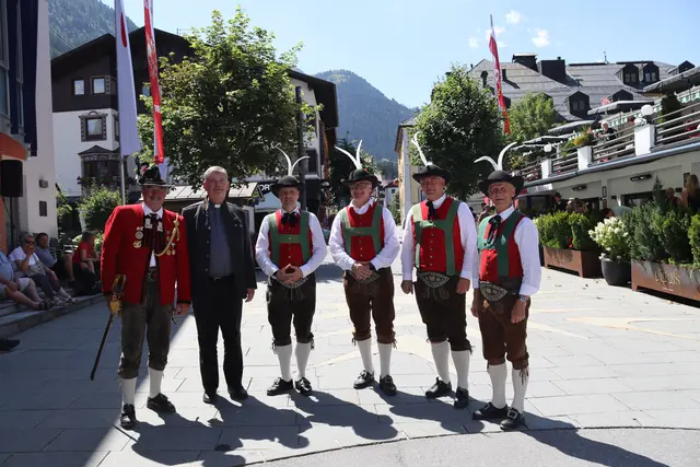 Norbert Alber (Schützenkompanie St. Anton am Arlberg), Pfarrer Harald Fischer, Kapellmeister Günther Öttl, MK-Obmann Christian Haueis, Bgm. und Ehrenobmann Helmut Mall und Ehrenkapellmeister Serafin Öttl.  | Foto: Elisabeth Zangerl