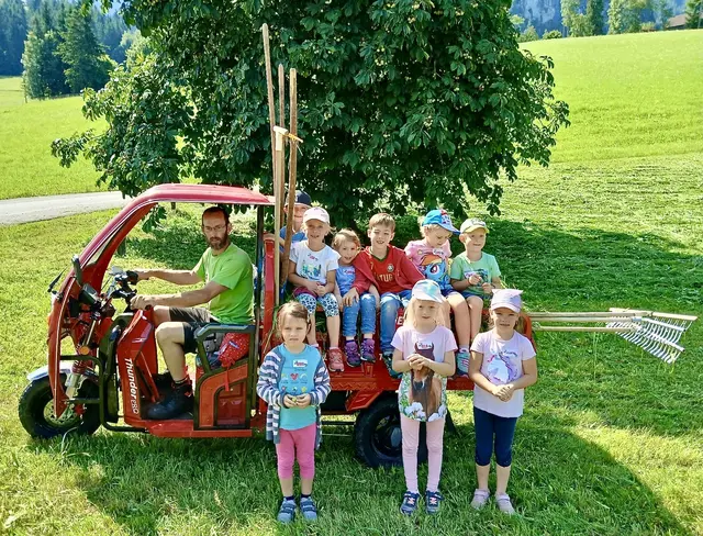 Florian Pernkopf holt mit den Kindern frisches Gras zum Füttern | Foto: Familie Pernkopf