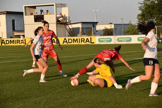 Duell um den Ball zwischen Hannah Schöberl und Torfrau Paula Schöll. | Foto: Michael Strini