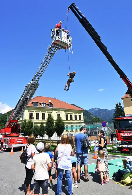 So mutig waren die Kinder am Samstag: Beim Abseilen von der 30-Meter-Drehleiter zeigten die Buben und Mädchen, dass sie auch als Bergretter eine gute Figur machen. | Foto: BFV Leoben/Tomsits