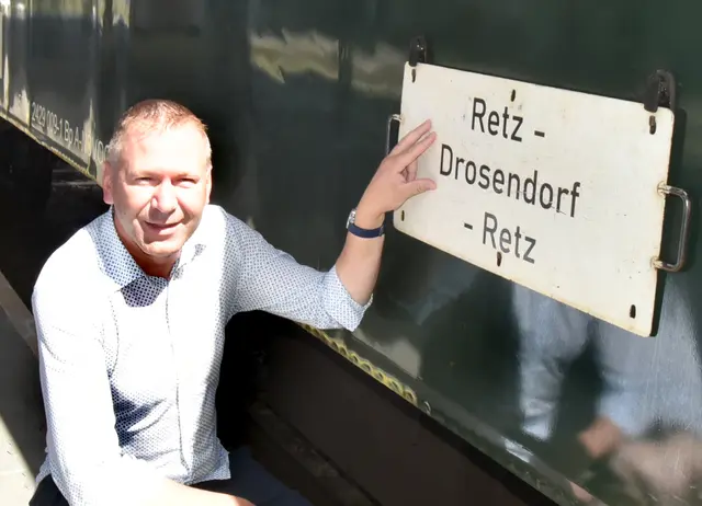 Bgm. Stefan Lang bei Streckentafel | Foto: Schleich