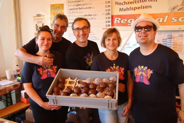 Der Bildeiner Konditor Erich Lendl (3. von links) stillte mit seinem Team den Hunger der Besucher auf Süßes. | Foto: Martin Wurglits