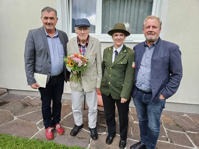 Die Gemeinde Pfaffenhofen mit Bürgermeister Andreas Schmid und den Gemeindevorständen Tanja Ströhle und Christian Hosp überbrachten die Glückwünsche. | Foto: Gemeinde Pfaffenhofen