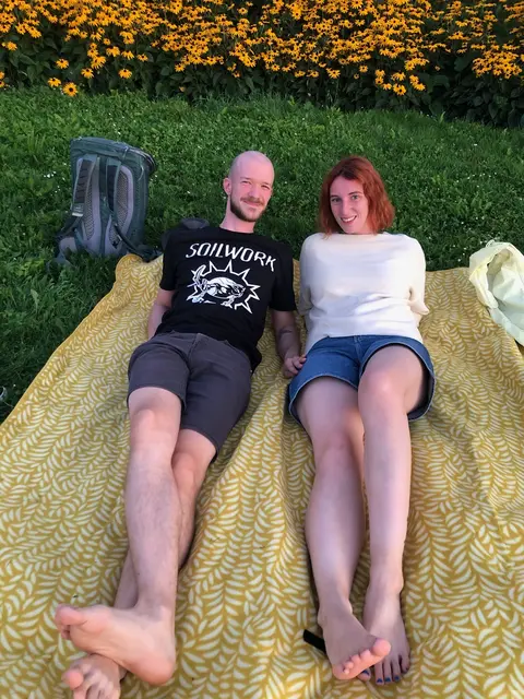 Dominic Aschauer und Sandra Pfeiffer - in Szene gesetzt mit gelb leuchtenden Sommerstauden. | Foto: Christina Altmutter