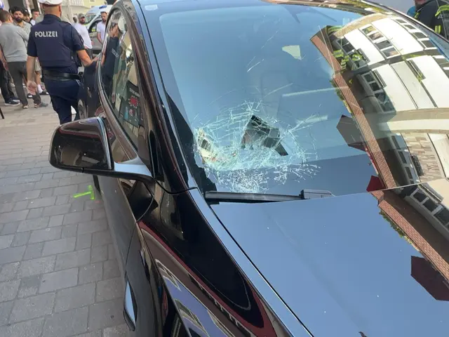 Nach einer Kollision zweier Pkw im Kreuzungsbereich Josef-Steinbacher-Straße/Bahnhofstraße erfasste eines der Fahrzeuge einen Fußgänger. Zwei Personen wurden verletzt und ins Krankenhaus gebracht. | Foto: ZOOM.TIROL