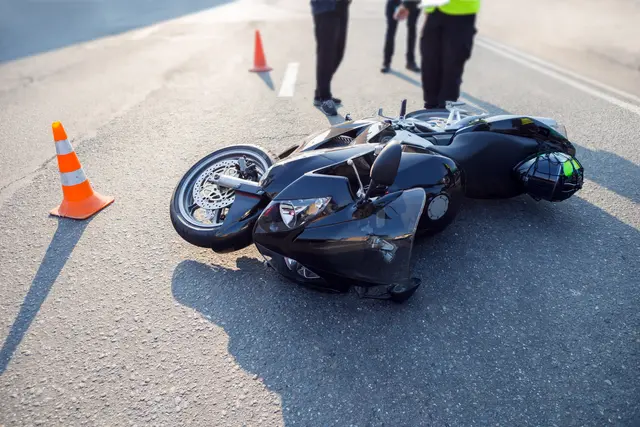 Auf der B99 kam es zu einem Frontalcrash zwischen einem Motorradfahrer und einer Pkw-Lenkerin. (Symbolfoto) | Foto: stock.adobe.com/at/godlikeart 