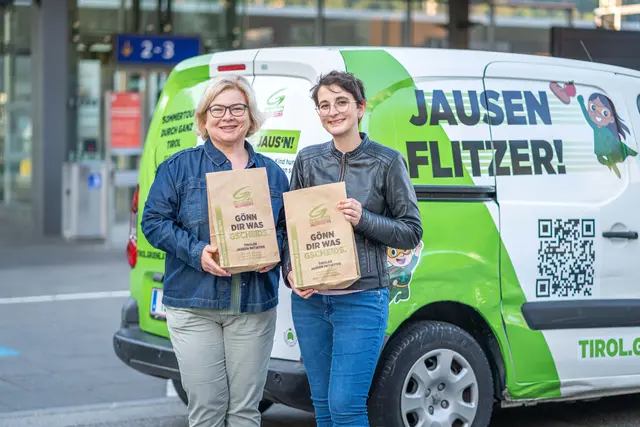 Landtagsabgeordnete Petra Wohlfahrtstätter und Bezirkssprecherin Innsbruck-Land Jacqueline Katharina Bilic werben für eine gesunde Jause.  | Foto: Grüne Tirol