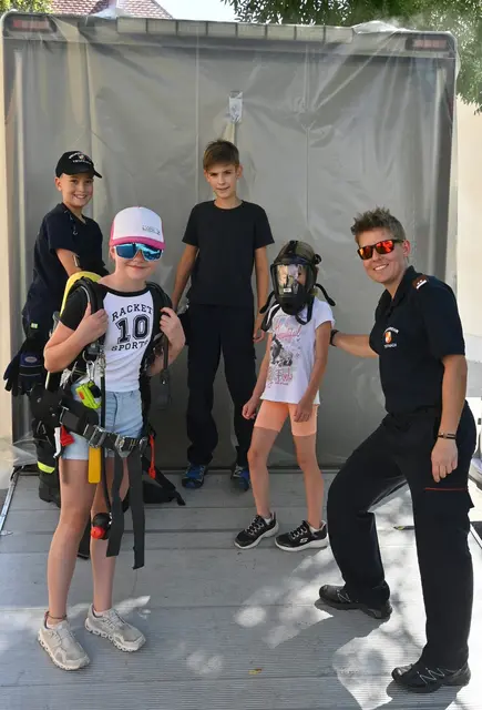 Mit der schweren Atemschutzausrüstung in einen verrauchten Raum gehen, das waren die Aufgaben für die jungen „Florianis“. | Foto: BFV Leoben/Tomsits