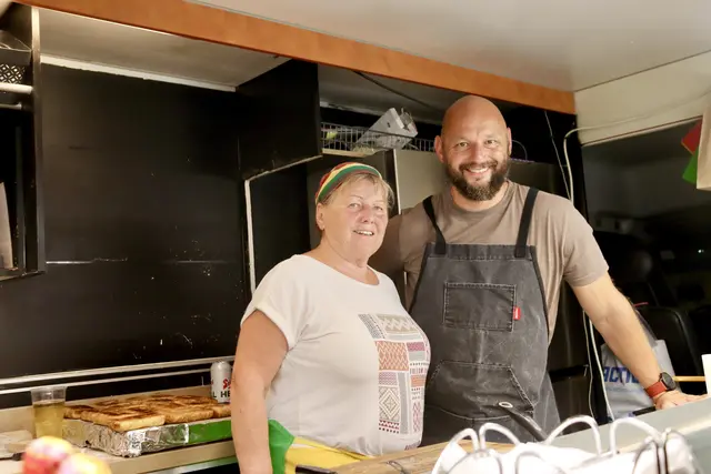 
Was wäre eine Beachparty ohne Essen, das so gut ist, dass man zwischen zwei Songs plötzlich eine Pause einlegen muss? | Foto: Alejandra Ortiz
