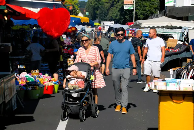 Die Rittscheintal - Landesstrasse wurde für den Kirtagsgeschehen zur Fussgängerzone erklärt