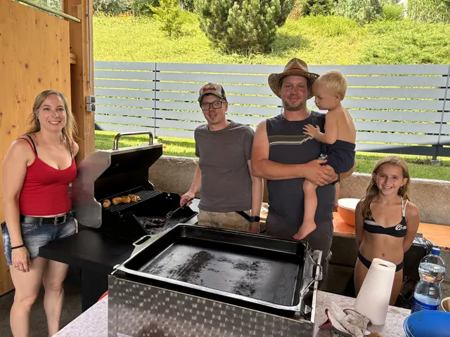 Grillmeister Armin (2. v. l.) hatte alles im Griff. | Foto: Stefan Verderber