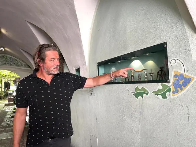 Max Klarmann sammelt alte Korkenzieher. Der älteste ist aus dem 18. Jahrhundert,.  | Foto: Elisabeth Egle