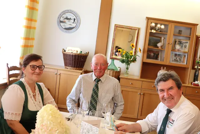Karl Jöbstl und seine Frau Heidi an der Spitze der Geburtstagstafel | Foto: Gerhard Langmann