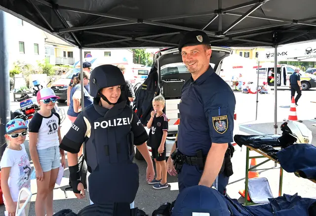 Auch die Ausrüstung der Polizei konnte man hautnah kennenlernen.  | Foto: BFV Leoben/Tomsits