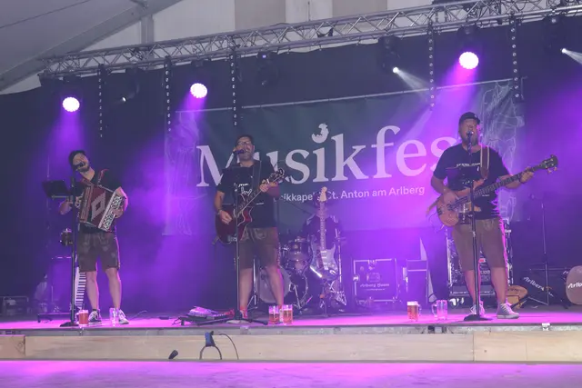 Die "Arlberg Buam" spielten ebenso am Freitagabend auf.  | Foto: Elisabeth Zangerl