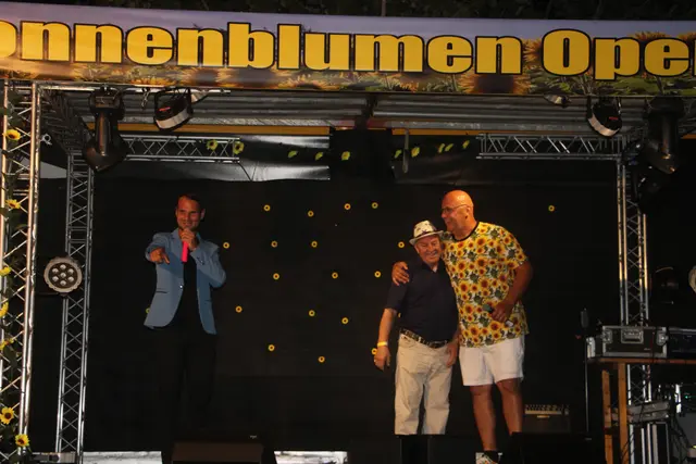 Auch Gastronom und Veranstalter Rudi Mally (m.) sang ein Lied auf der Bühne beim Open Air. | Foto: MeinBezirk/Hofmüller