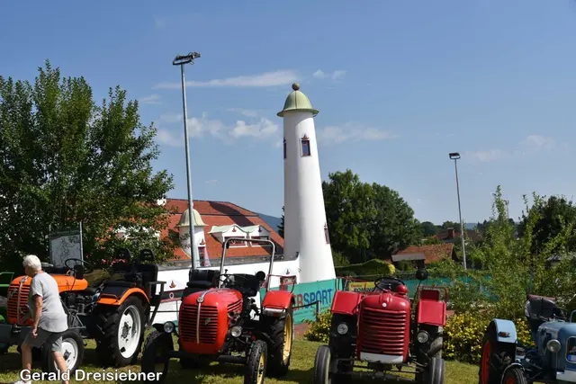 Im Vordergrund die Oldtimer und im Hintergrund das Apfelschlössl mit dem Schlauchturm der FF Prebuch.   | Foto: Gerald Dreisieber