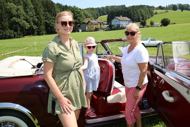 Eine Oldtimer-Ausfahrt genoss Corinna mit Miriam und Riki.