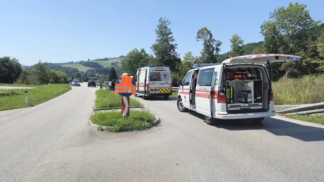 Der Verkehr wurde zwischenzeitlich auf den anderen Fahrstreifen umgeleitet. | Foto: DOKU-NÖ