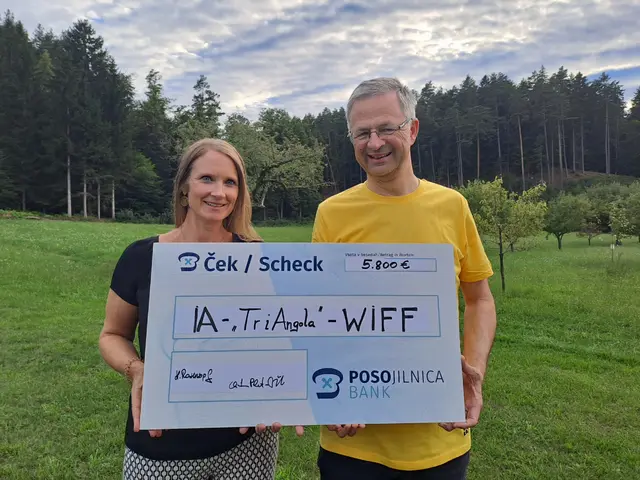 Christiane Planteu-Sienčnik (Wiff Frauen- und Familienberatung) und Hanzej Rosenzopf (Initiativ Angola) danken allen Teilnehmenden für ihre Unterstützung. | Foto: Foto: Magdalena Sienčnik