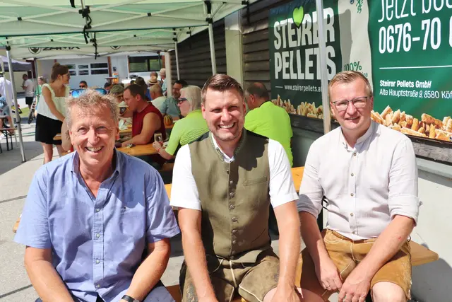 VP-Ortsparteiobmann von Haselsdorf-Tobelbad Stefan Hösele (Bildmitte) mit Bgm. Hubert Holzapfel (li) und LAbg. Johannes Wieser. | Foto: Edith Ertl