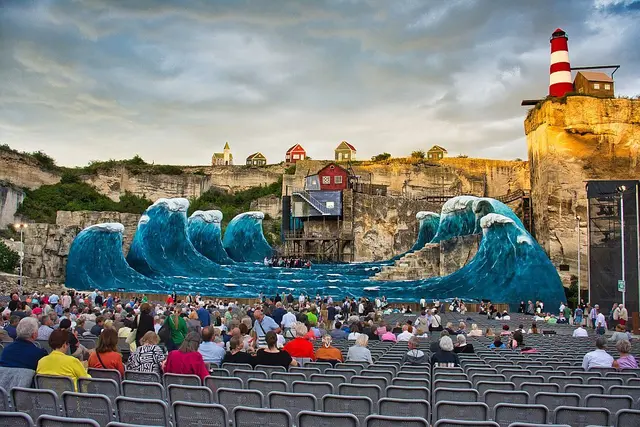 Vorfreude vor Beginn der Vorstellung des "Fliegenden Holländer's" von Richard Wagner im Steinbruch St. Margarethen