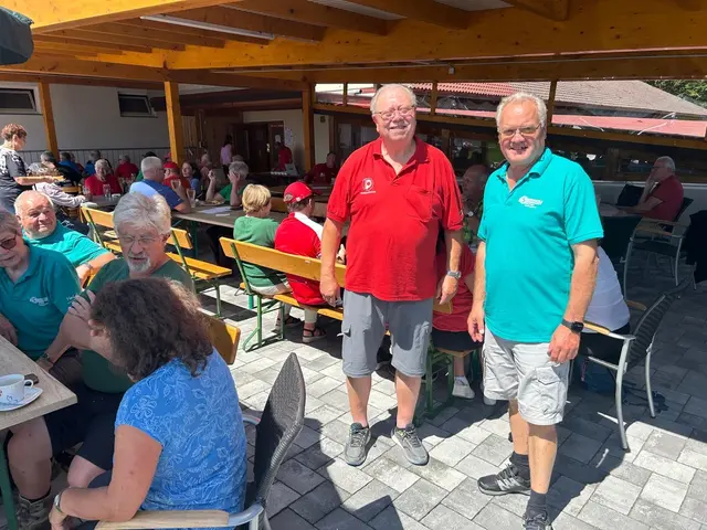 Josef Weiermair, Obmann der Pensionisten überreichte den Preis für die teilnehmerstärkste Gruppe an Franz Burghuber vom Seniorenbund. 