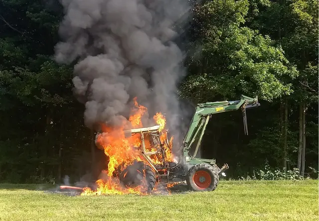 Während der Fahrt fing das Fahrzeug Feuer. | Foto: DOKU-NÖ