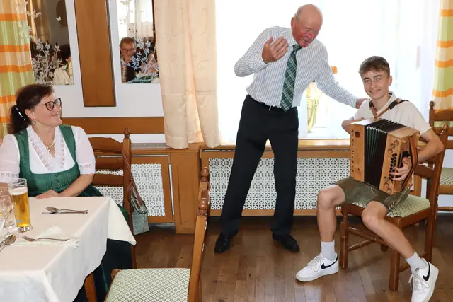 Enkelsohn Florian eröffnete mit seiner "Steirischen" und dem Stück "Augenstern" | Foto: Gerhard Langmann