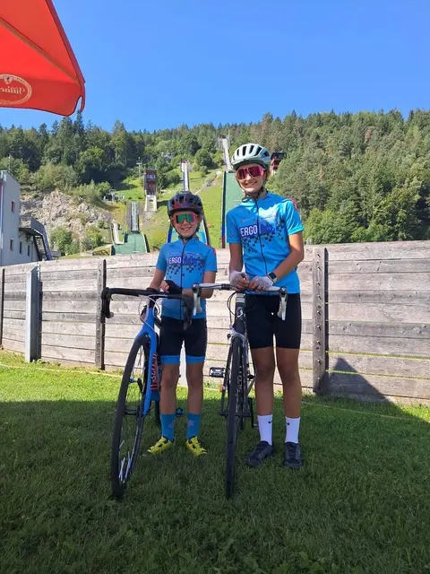 Hanna Selinger (links) und Frieda Zeiringer vom Verein Ergo School Race überzeugten in Villach mit einem Sieg in der Klasse U11 und Platz zwei in der Klasse U13. | Foto: Verein Ergo School Race