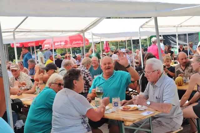 Gute Laune herrschte beim Oldtimer-Treffen in Haselsdorf-Tobelbad. Bei Oldtimern kamen die Besucher gleich ins Gespräch.  | Foto: Edith Ertl