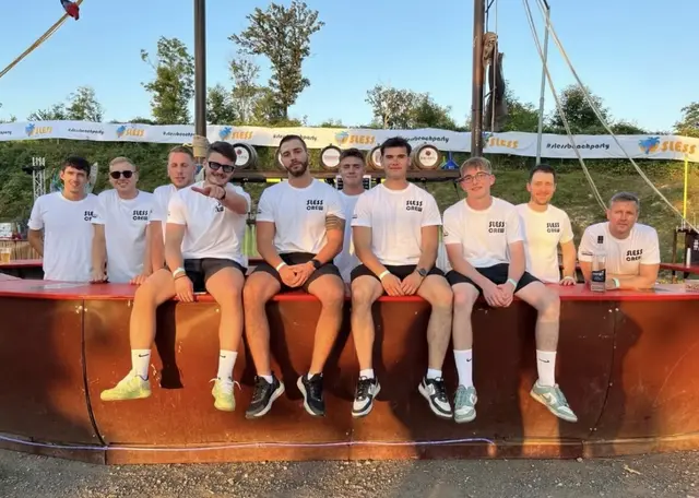 Wer tanzt, braucht Energie – und die gab’s reichlich. Vom Bermudadreieck über das Piratenschiff bis zur Tiki-Bar wurde geschlemmt, was das Zeug hielt. Neu dabei: die „Shark Tank“-Bar. Kreative Drinks, coole Optik – und schwupps, war sie der neue Lieblingsplatz vieler Gäste. | Foto: Slessbeachparty Instagram 