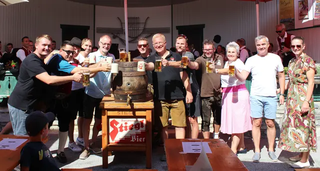 Festeröffnung mit dem Faßanstich. v.l. Christoph Taxauer, Thomas Kirchmaier, Martin Thrainer, Sabine Schmid, Bgm. Reinhold Flörl, Christian Enenkel, Festobm. Michael Straif, Andreas Loidfelder, Markus Kitzbichler, Marissa Dünser TVB Obm. Hans Knoll und Ehefrau Birgit. | Foto: Mühlberger