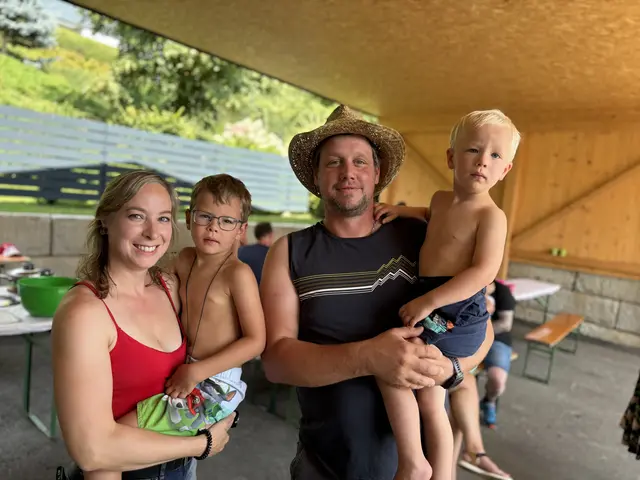 Die Gastgeber Manuela und Arnold Ritzinger mit Leo und Jakob. | Foto: Stefan Verderber