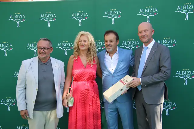 Vizepräsident Martin Horvath (re.) und der Jennersdorfer Bezirksobmann Josef Kropf (li.) gratulierten seitens der Wirtschaftskammer das Unternehmerpaar Karlheinz und Tatjana Semlitsch. | Foto: Martin Wurglits