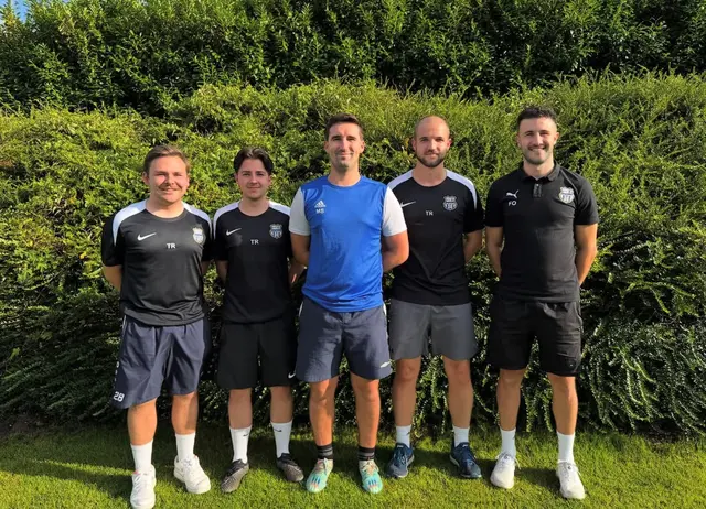 Von links nach rechts: Stefan Pogatsch, Matthias Neuwirth, Tormanntrainer Marcel Spanraft, Raphael Komanovits und Fabian Oberger.
Die Trainer überzeugen nicht nur mit fußballerischer Expertise, sondern auch mit großer Leidenschaft für den Sport. | Foto: Sc Bad Sauerbrunn Damen